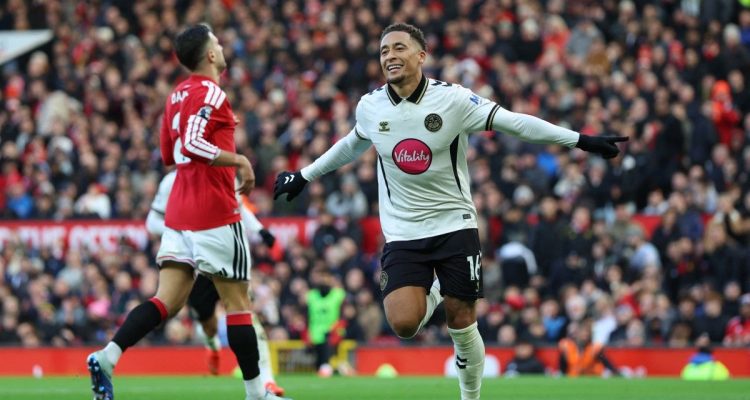 manchester-united-vs-bournemouth-kalah-0-3-6.webp Selebrasi pemain Bournemouth setelah mencetak gol saat mengalahkan Manchester United 0-3.
