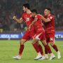 Selebrasi para pemain bertahan Timnas Indonesia usai berhasil menjalankan tugas eksekusi penalti dalam taktik racikan John Herdman.