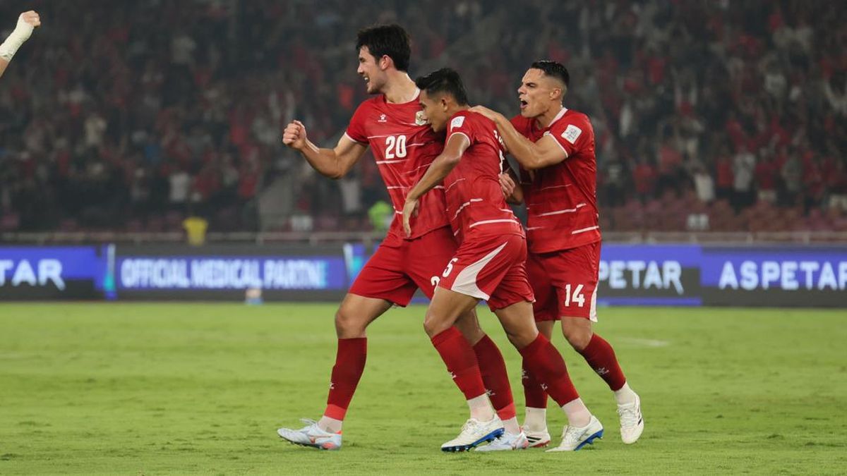 Selebrasi para pemain bertahan Timnas Indonesia usai berhasil menjalankan tugas eksekusi penalti dalam taktik racikan John Herdman.