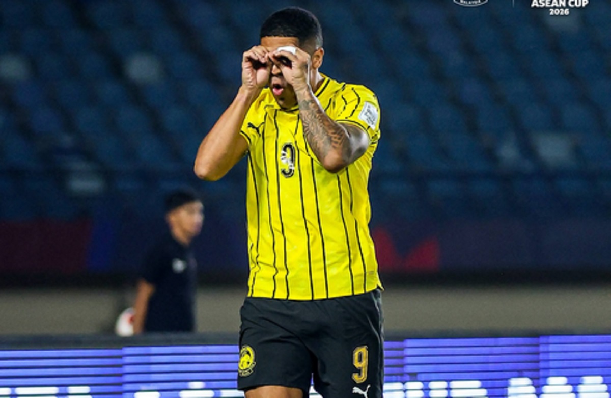 Pemain Timnas Malaysia bernomor punggung 9 melakukan selebrasi menyerupai kacamata atau teropong dengan tangannya
