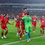 Aksi selebrasi pemain Timnas Indonesia dan kiper Emil Audero merayakan kemenangan atas Thailand di lapangan.
