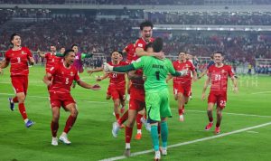 rapor-pemain-timnas-indonesia-vs-thailand.webp Aksi selebrasi pemain Timnas Indonesia dan kiper Emil Audero merayakan kemenangan atas Thailand di lapangan.