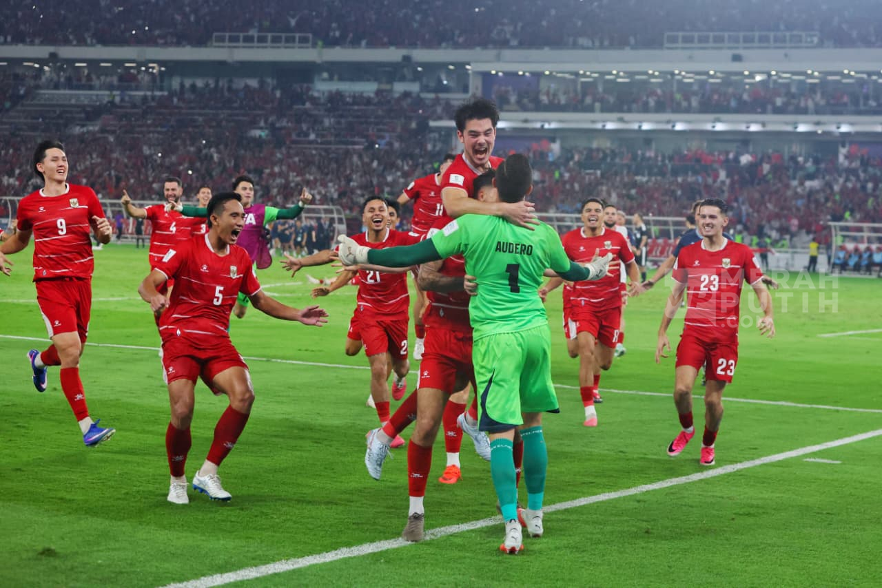 Aksi selebrasi pemain Timnas Indonesia dan kiper Emil Audero merayakan kemenangan atas Thailand di lapangan.
