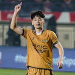 Pesepak bola asal Jepang Taisei Marukawa mengenakan jersey Dewa United sedang melakukan selebrasi dengan mengacungkan satu jari ke atas