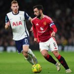 Bruno Fernandes menguasai bola untuk Manchester United saat dibayang-bayangi pemain Tottenham Hotspur