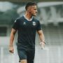 Pelatih John Herdman memegang peluit dan kertas catatan strategi saat mendampingi sesi latihan Timnas Indonesia.