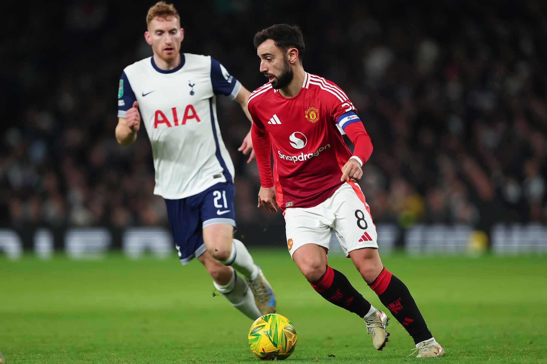 Bruno Fernandes menguasai bola untuk Manchester United saat dibayang-bayangi pemain Tottenham Hotspur