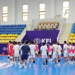 Pemain Timnas Futsal Indonesia berkumpul dan mendengarkan arahan pelatih saat sesi latihan di lapangan indoor