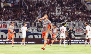 Selebrasi pemain Persib Bandung dalam laga melawan Garudayaksa di tengah dukungan suporter.