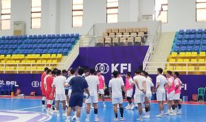Pemain Timnas Futsal Indonesia berkumpul dan mendengarkan arahan pelatih saat sesi latihan di lapangan indoor