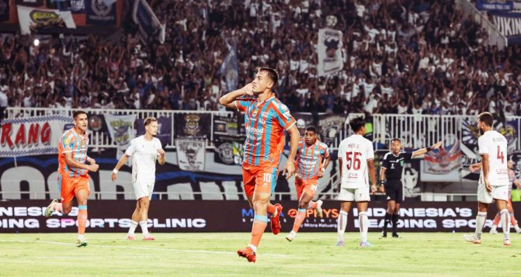 garudayaksa-vs-persib-bandung-posisi-5-7.webp Selebrasi pemain Persib Bandung dalam laga melawan Garudayaksa di tengah dukungan suporter.
