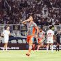 Selebrasi pemain Persib Bandung dalam laga melawan Garudayaksa di tengah dukungan suporter.
