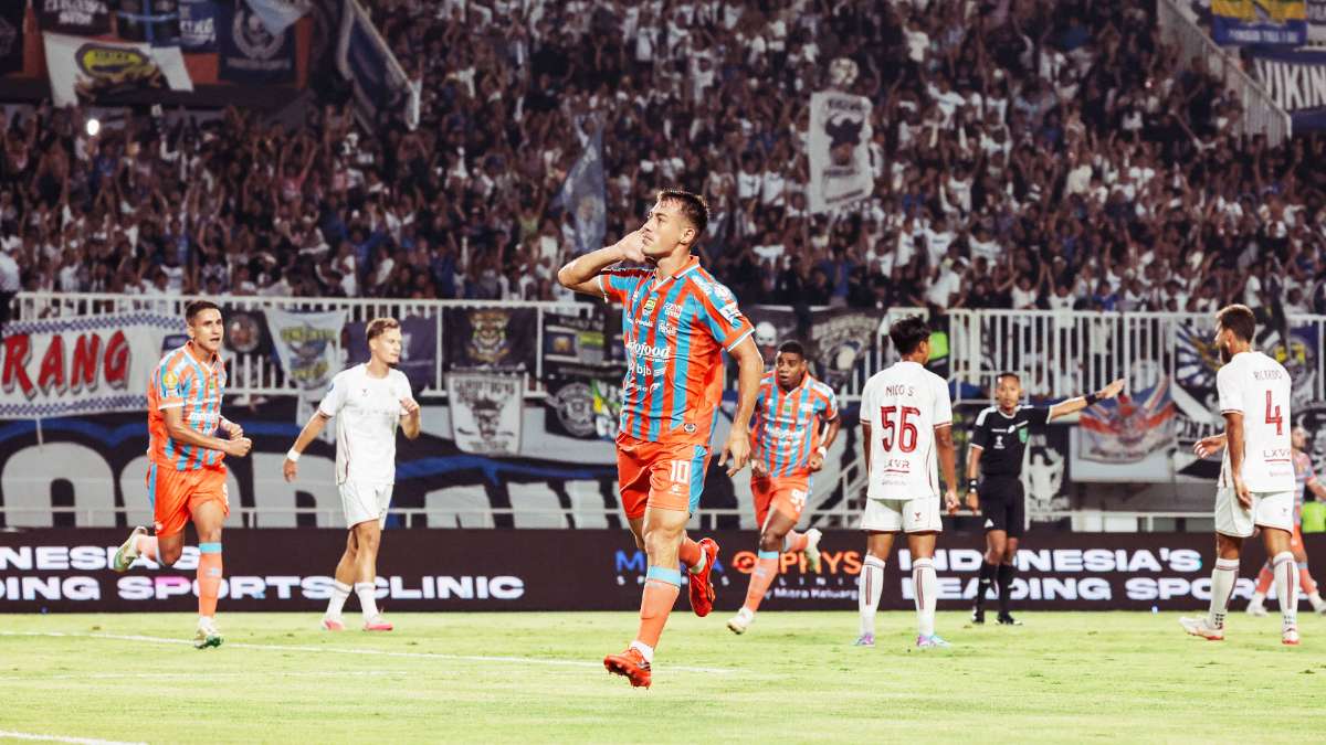Selebrasi pemain Persib Bandung dalam laga melawan Garudayaksa di tengah dukungan suporter.