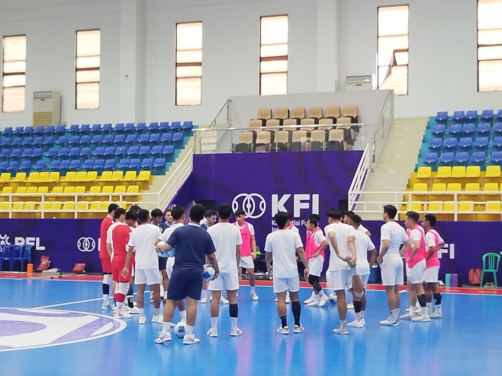 Pemain Timnas Futsal Indonesia berkumpul dan mendengarkan arahan pelatih saat sesi latihan di lapangan indoor