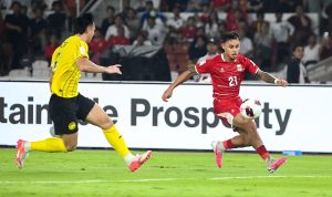 Pemain Timnas Indonesia nomor punggung 21 menguasai bola di tepi lapangan saat berlaga di FIFA ASEAN Cup 2026
