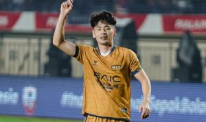 Pesepak bola asal Jepang Taisei Marukawa mengenakan jersey Dewa United sedang melakukan selebrasi dengan mengacungkan satu jari ke atas