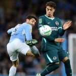 Duel sengit perebutan bola udara antara pemain Manchester City dan lawan di ajang Carabao Cup