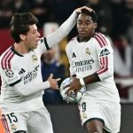 selebrasi-endrick-dan-arda-guler-real-madrid.webp Arda Guler mengelus kepala Endrick yang memegang bola saat merayakan gol Real Madrid melawan AS Roma.