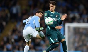 Duel sengit perebutan bola udara antara pemain Manchester City dan lawan di ajang Carabao Cup