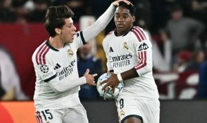Arda Guler mengelus kepala Endrick yang memegang bola saat merayakan gol Real Madrid melawan AS Roma.