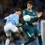 Duel sengit perebutan bola udara antara pemain Manchester City dan lawan di ajang Carabao Cup