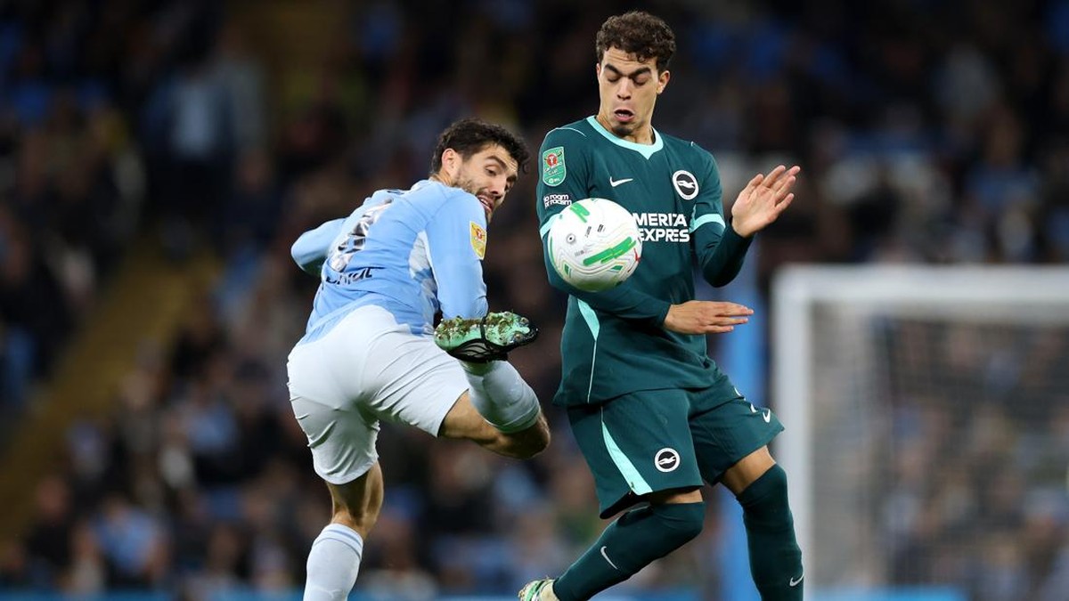 Duel sengit perebutan bola udara antara pemain Manchester City dan lawan di ajang Carabao Cup
