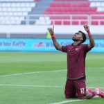 Pemain Java United melakukan selebrasi berlutut di lapangan dalam laga Super League.