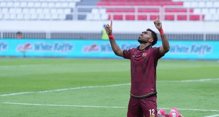 kejutan-super-league-java-united-akhiri-tren-positif-bhayangkara-7.webp Pemain Java United melakukan selebrasi berlutut di lapangan dalam laga Super League.
