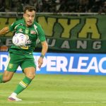 Pemain Persebaya Surabaya (Bruno Moreira) mengontrol bola saat berlaga melawan PSS Sleman yang berakhir imbang 2-2.
