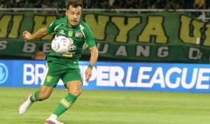 persebaya-surabaya-vs-pss-sleman-2-2-gol-penentu.webp Pemain Persebaya Surabaya (Bruno Moreira) mengontrol bola saat berlaga melawan PSS Sleman yang berakhir imbang 2-2.