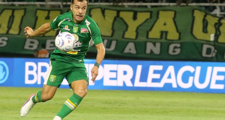 Pemain Persebaya Surabaya (Bruno Moreira) mengontrol bola saat berlaga melawan PSS Sleman yang berakhir imbang 2-2.