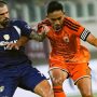 Pemain Persija Jakarta berjersey oranye berebut bola dengan lawan dalam pertandingan Super League