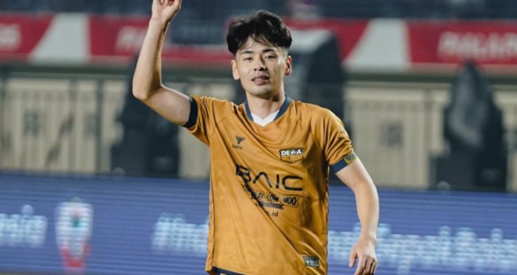 Pesepak bola asal Jepang Taisei Marukawa mengenakan jersey Dewa United sedang melakukan selebrasi dengan mengacungkan satu jari ke atas
