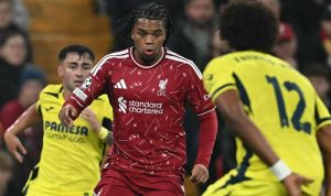 Pemain Liverpool Rio Ngumoha menguasai bola di antara dua pemain Villarreal pada laga Liga Champions