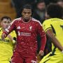Pemain Liverpool Rio Ngumoha menguasai bola di antara dua pemain Villarreal pada laga Liga Champions
