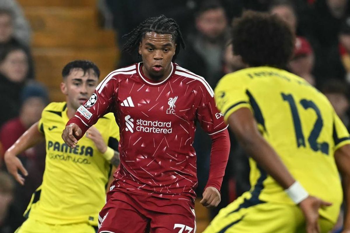 Pemain Liverpool Rio Ngumoha menguasai bola di antara dua pemain Villarreal pada laga Liga Champions