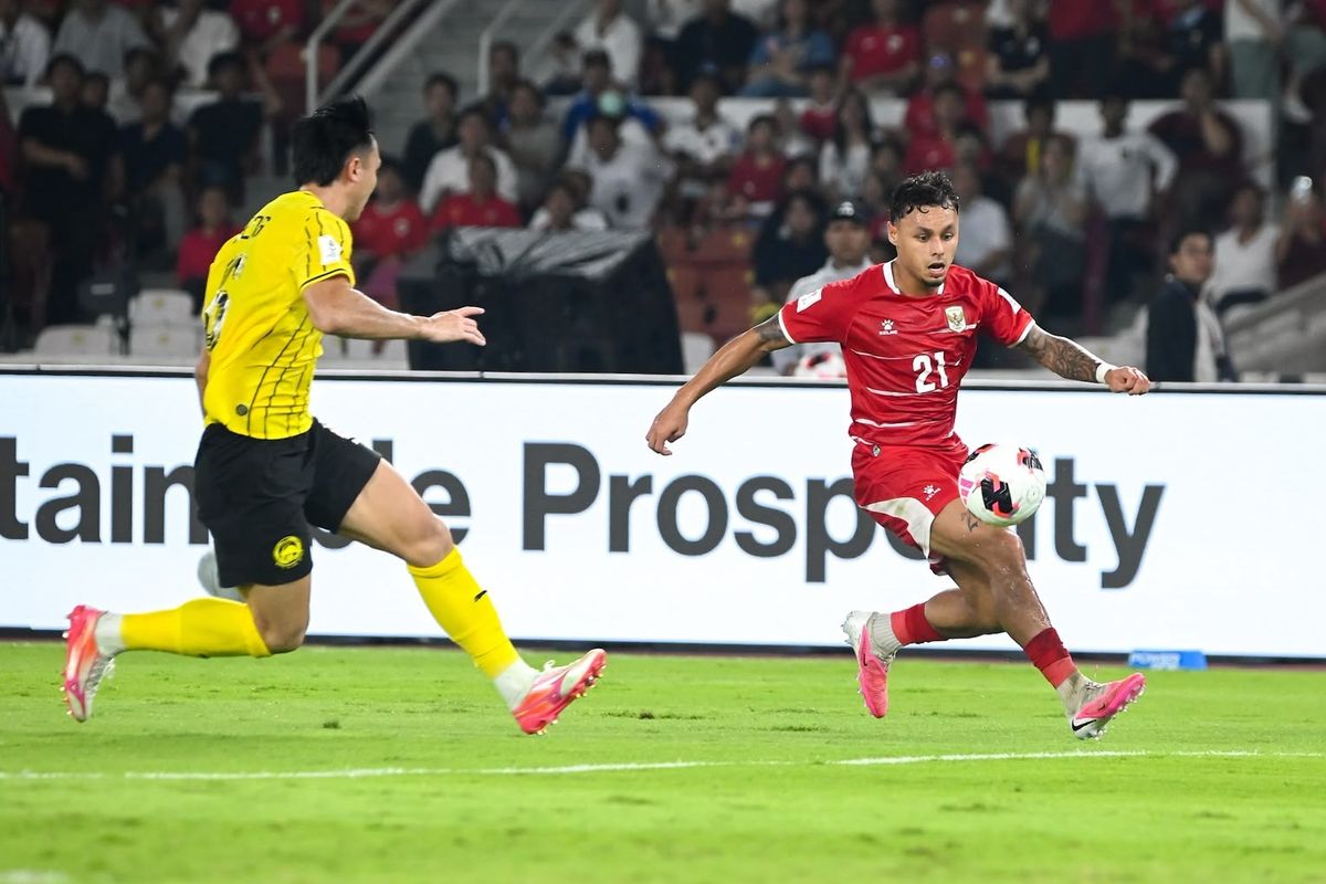 Pemain Timnas Indonesia nomor punggung 21 menguasai bola di tepi lapangan saat berlaga di FIFA ASEAN Cup 2026